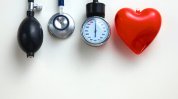 Blutdruckmessgeräte und ein rotes Herz