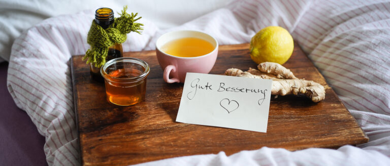 Alternative Hausmittel wie Tee, Honig, Ingwer zur Besserung von Erkältungen